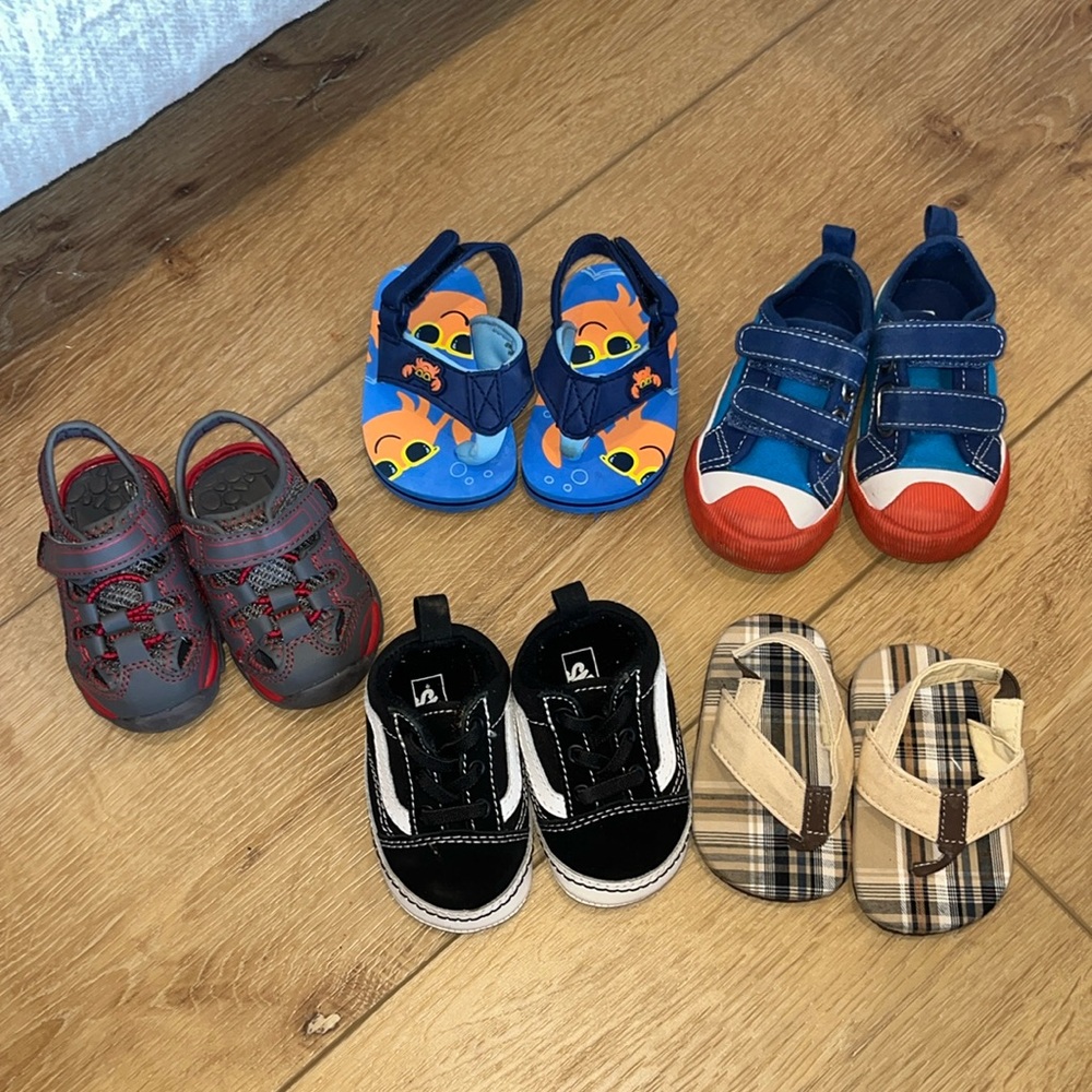 Bundle of kids shoes, sizes 2-4. All in good used condition!